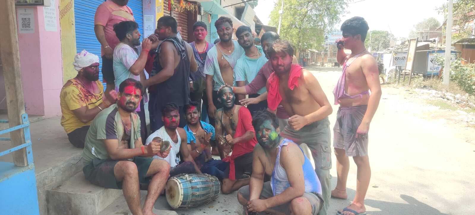 वजीरगंज की सिन्हा कॉलोनी में हुई कुर्ताफाड़ होली