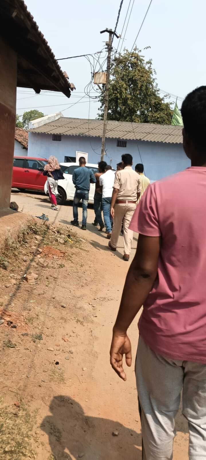 Jamshedpur news. स्कूली बच्चों पर जानलेवा हमला करने वाले युवक को पुलिस को किया सुपुर्द