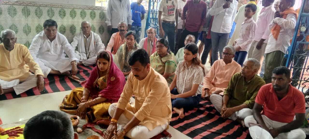 खरवा मनियारचक दुर्गा मंदिर जीर्णोद्धार कार्य की रखी गयी आधारशिला