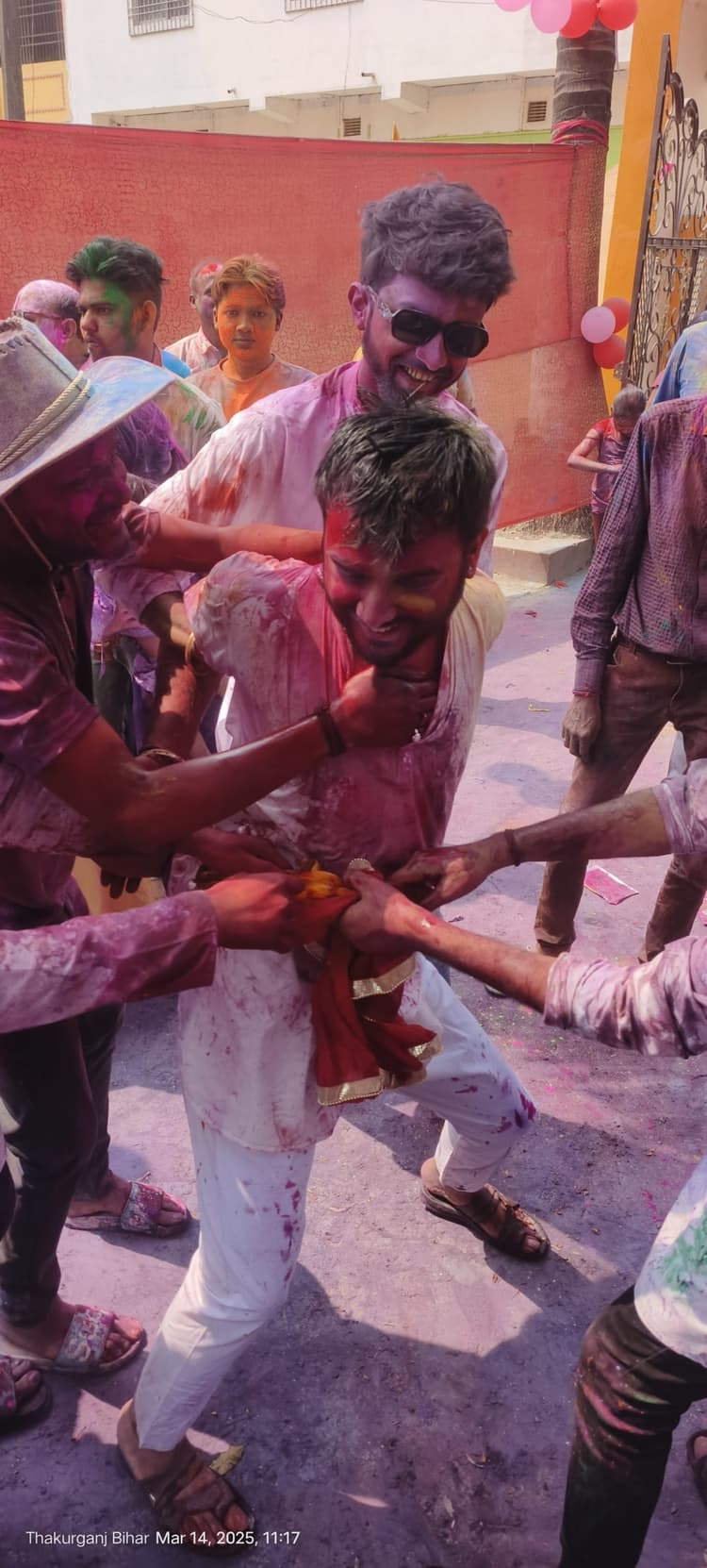 लोगों ने एक दूसरे को लगाये रंग-गुलाल