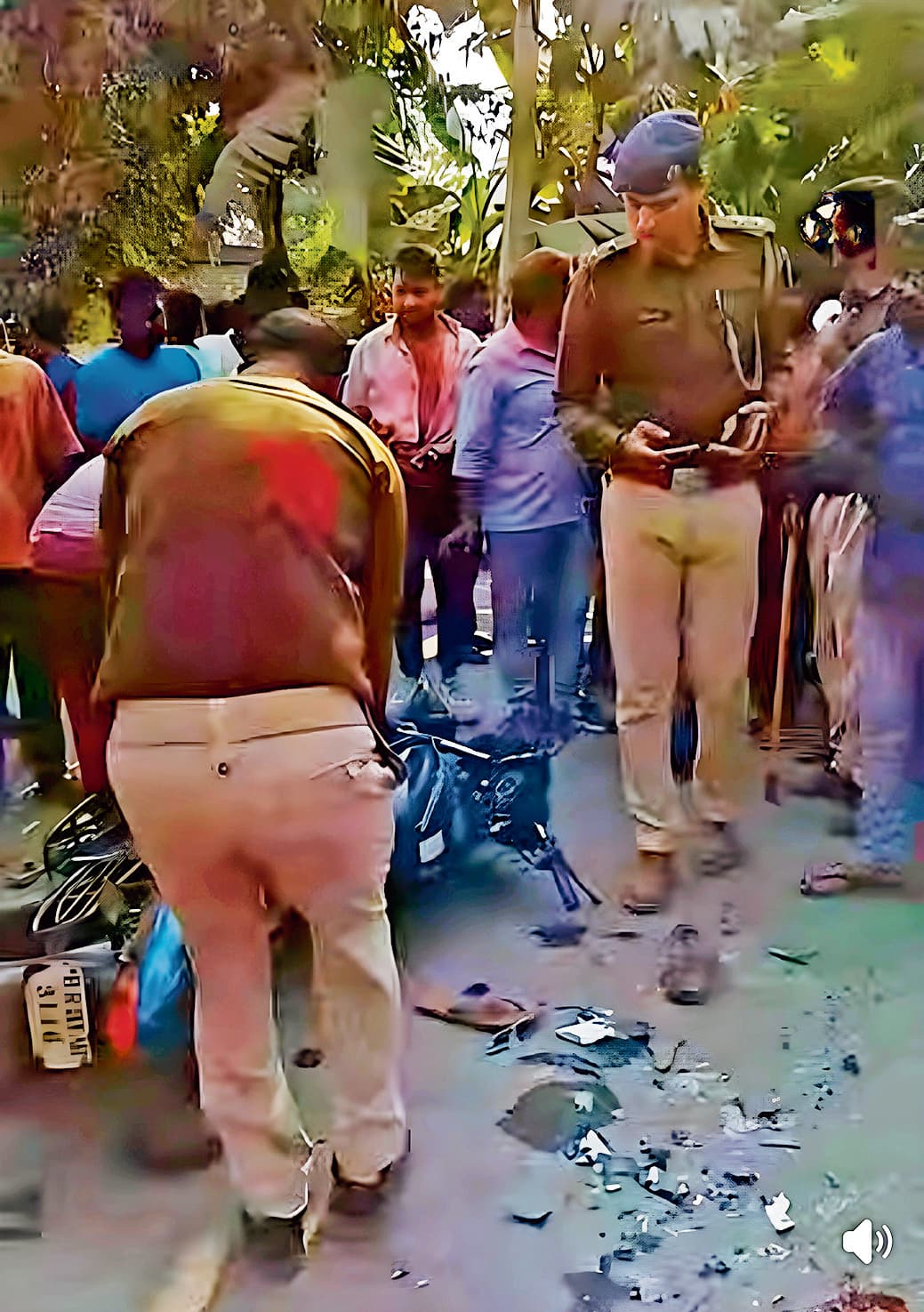 hajipur news. बाइक और स्कूटी की टक्कर में एक युवक की मौत, चार घायल