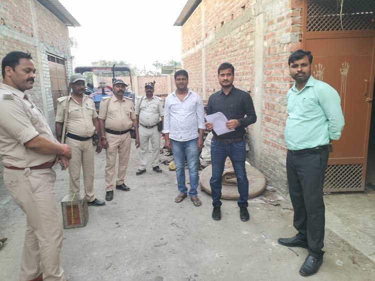 गोदाम में छापेमारी, यूरिया बरामद