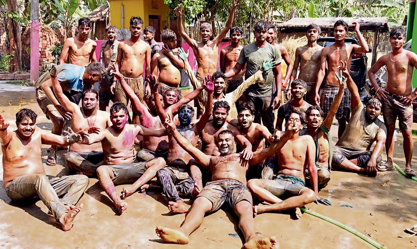 hajipur news. होली की उमंग में हर ओर बरसे रंग, उड़े अबीर-गुलाल