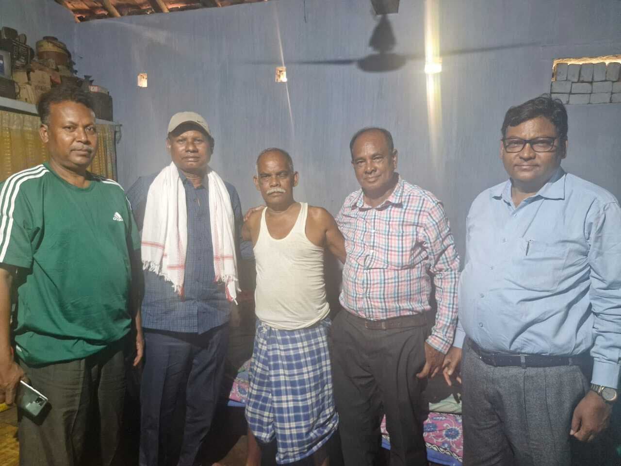 Jamshedpur news. झारखंड आंदोलनकारी बुधराम सोय से मिले, बेहतर इलाज देने की मांग की