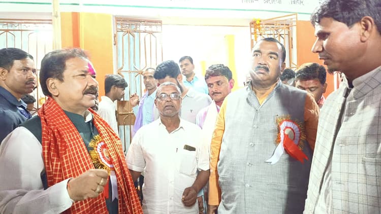 सत्संग में पहुंचे मंत्री व भाजपा प्रदेश अध्यक्ष