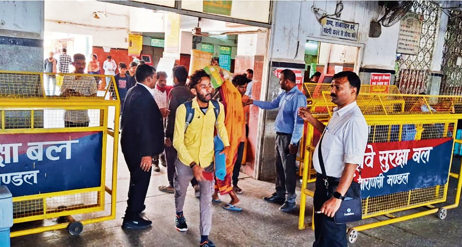 Chhapra News : कई प्रमुख ट्रेनों में सीटें नहीं है खाली, वापसी के लिए करनी पड़ रही मशक्कत