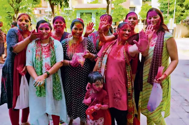 रंगों की बौछार से सराबोर रहे लोग