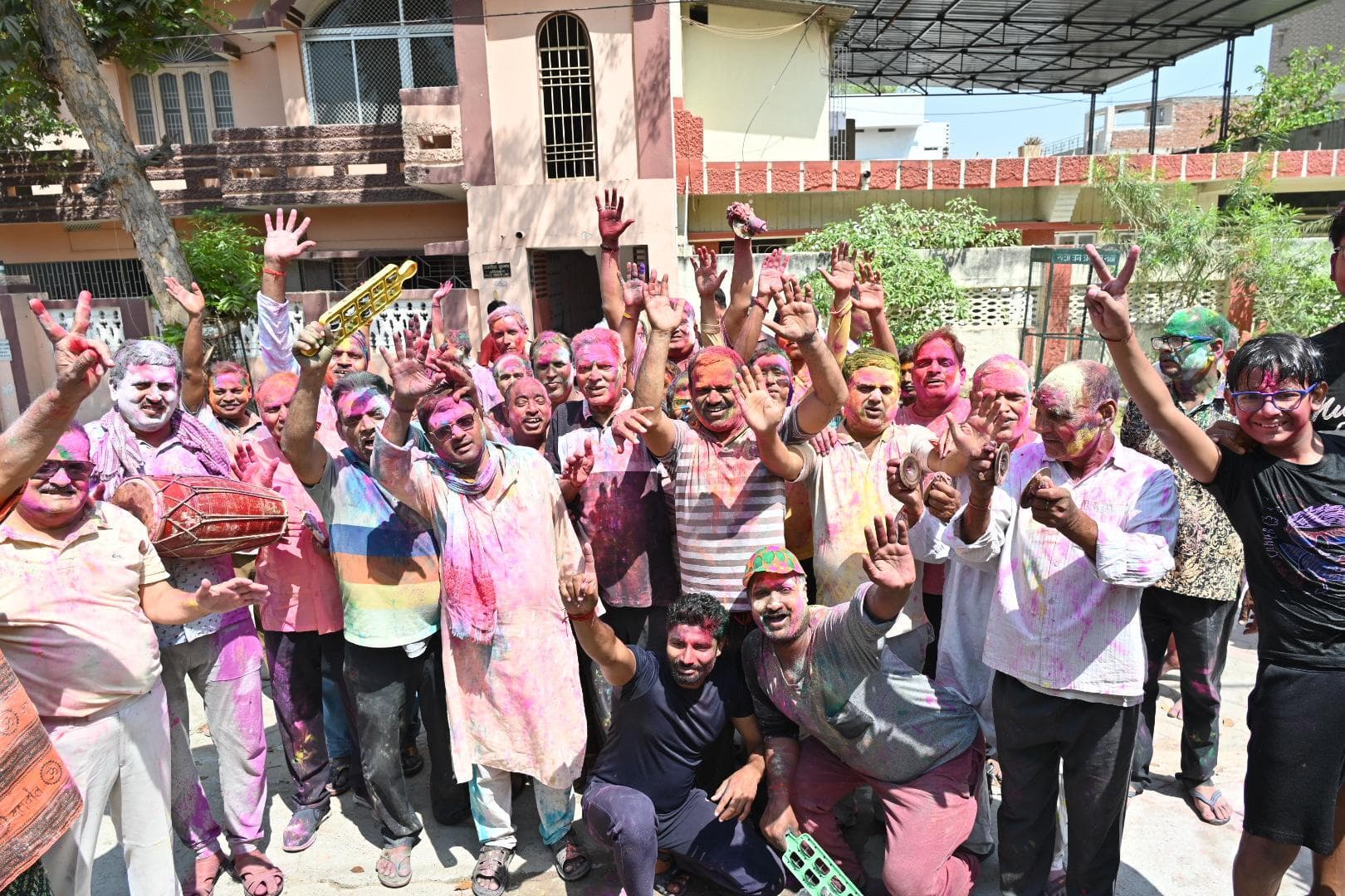 बुद्ध की ज्ञानभूमि पर उल्लास से मना रंगों का पर्व