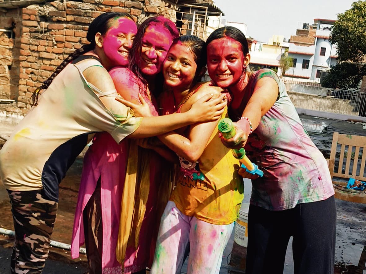 Chhapra News : शहर और गांव में उड़े अबीर-गुलाल, जमकर खेली गयी होली