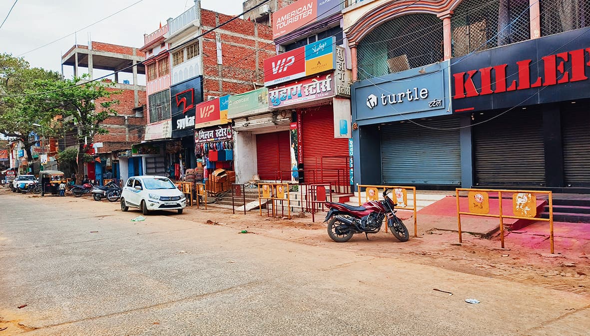 Buxar News: पूरे दिन सूनसान रहीं सड़कें, बाजार में बंद रहीं ज्यादातर दुकानें