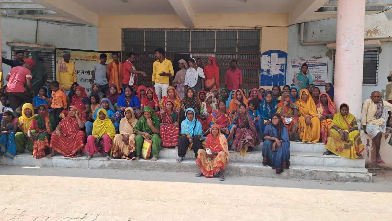 Madhubani News : प्रखंड सह अंचल कार्यालय पर प्रदर्शन