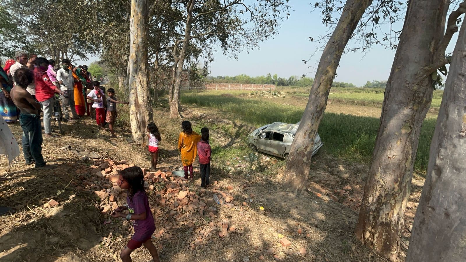 Madhubani News : कार गड्ढे में पलटी, एक की मौत, तीन घायल