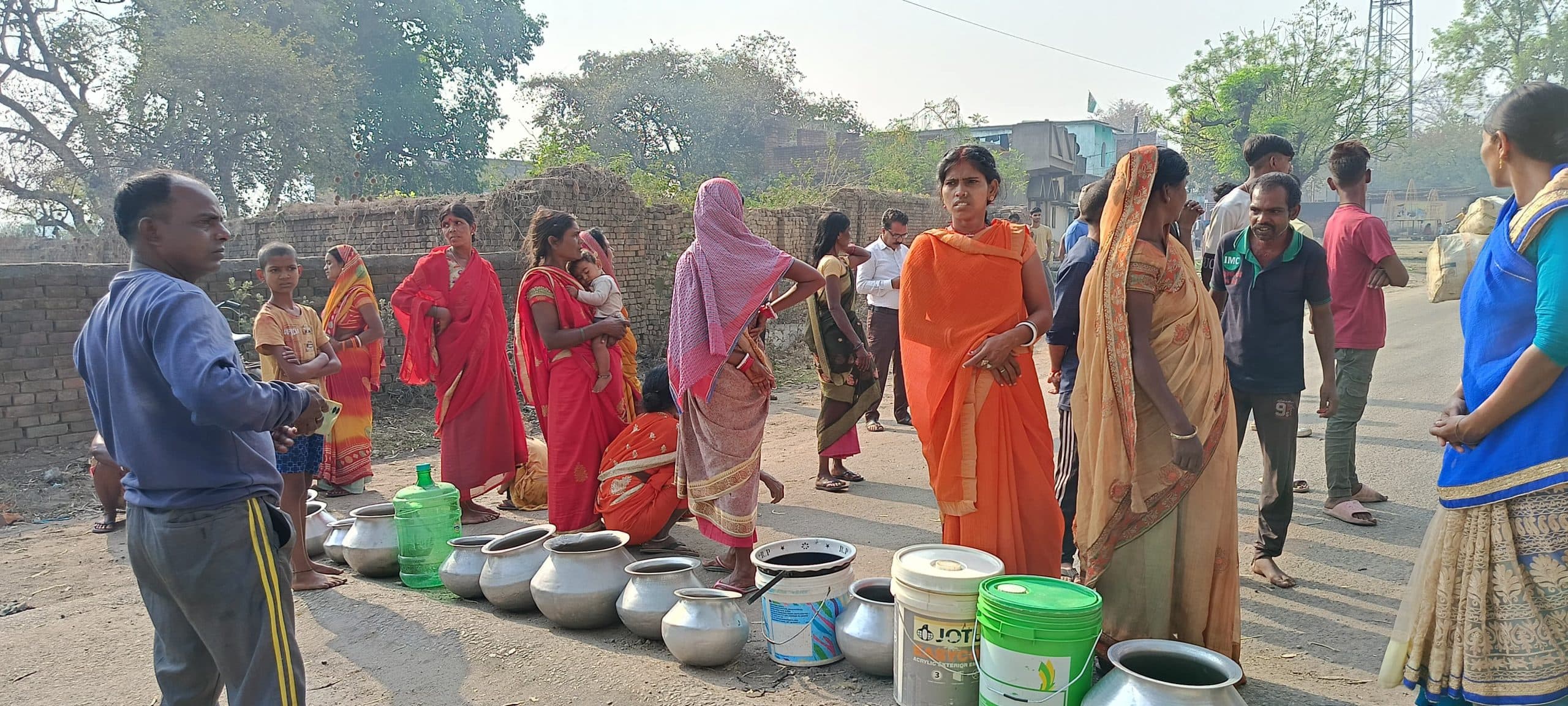 Bokaro News : पानी की समस्या को लेकर ग्रामीणों ने किया सड़क जाम
