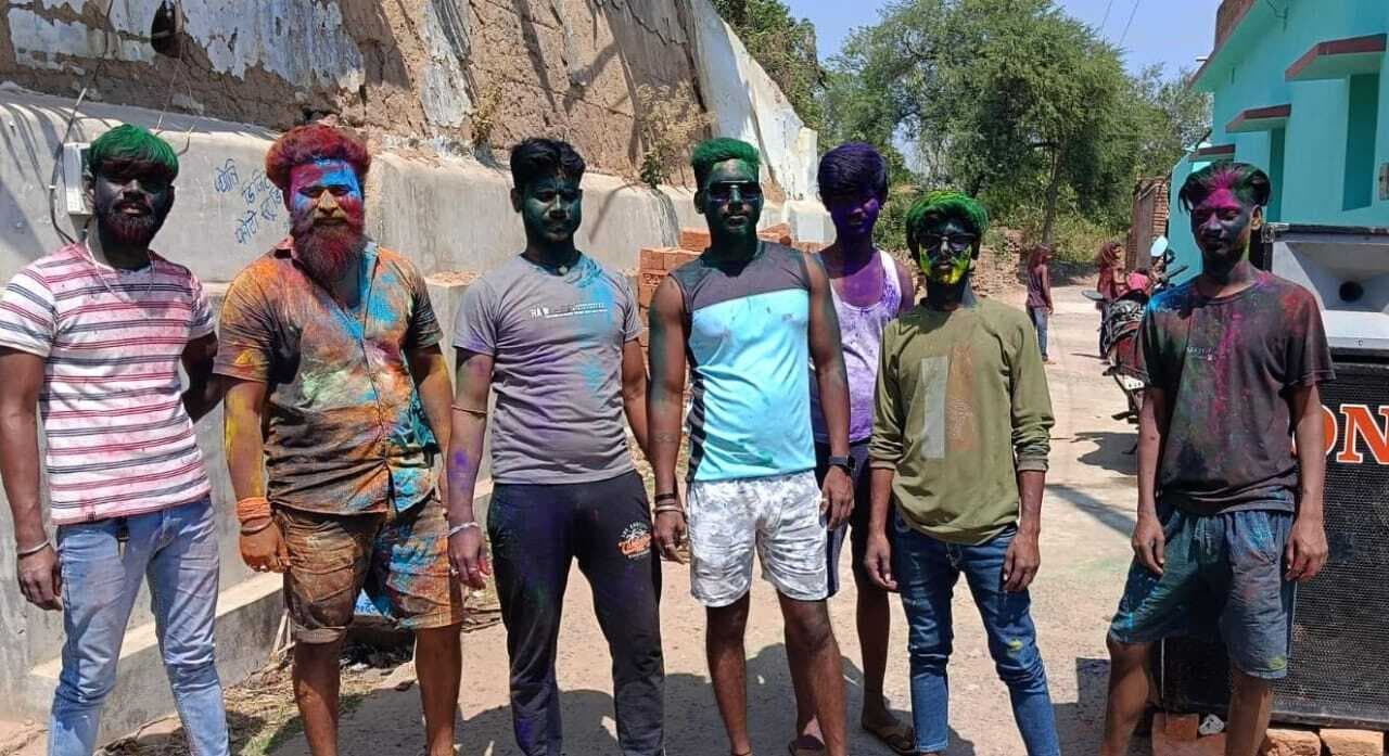 करौं में धूमधाम से मनी होली