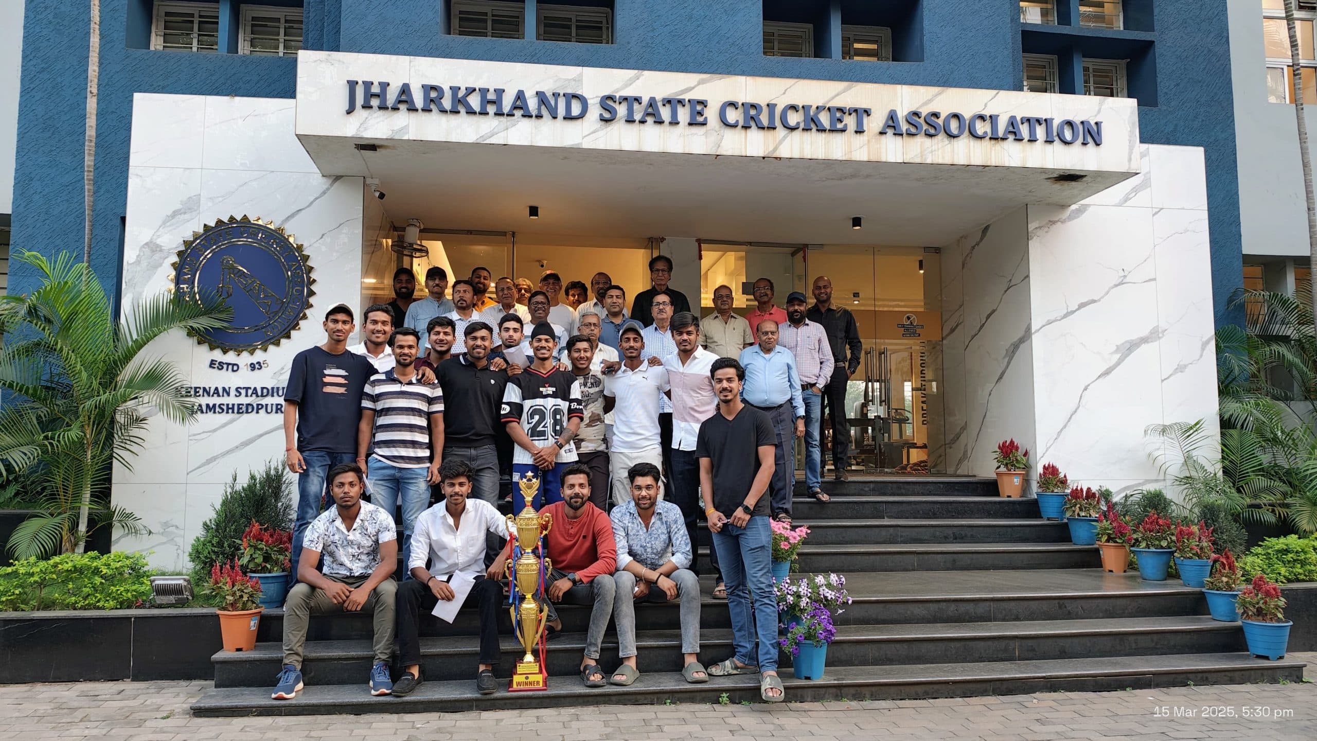 JAMSHEDPUR U23 CRICKET TEAM :  जमशेदपुर अंडर-23 टीम के खिलाड़ियों में बटी एक लाख की ईनामी राशि