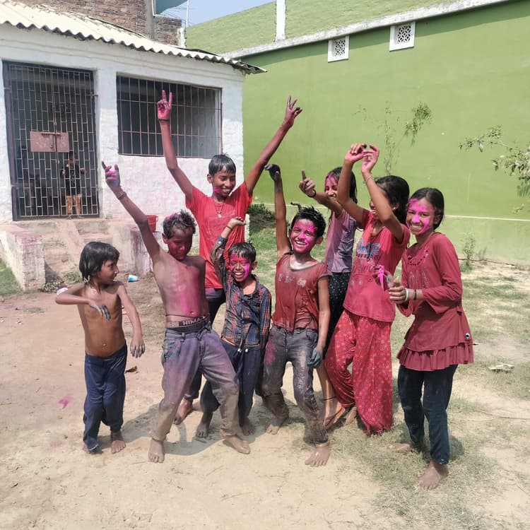 Darbhanga News : बेनीपुर में होली के गीतों पर देर रात तक थिरकते रहे लोग