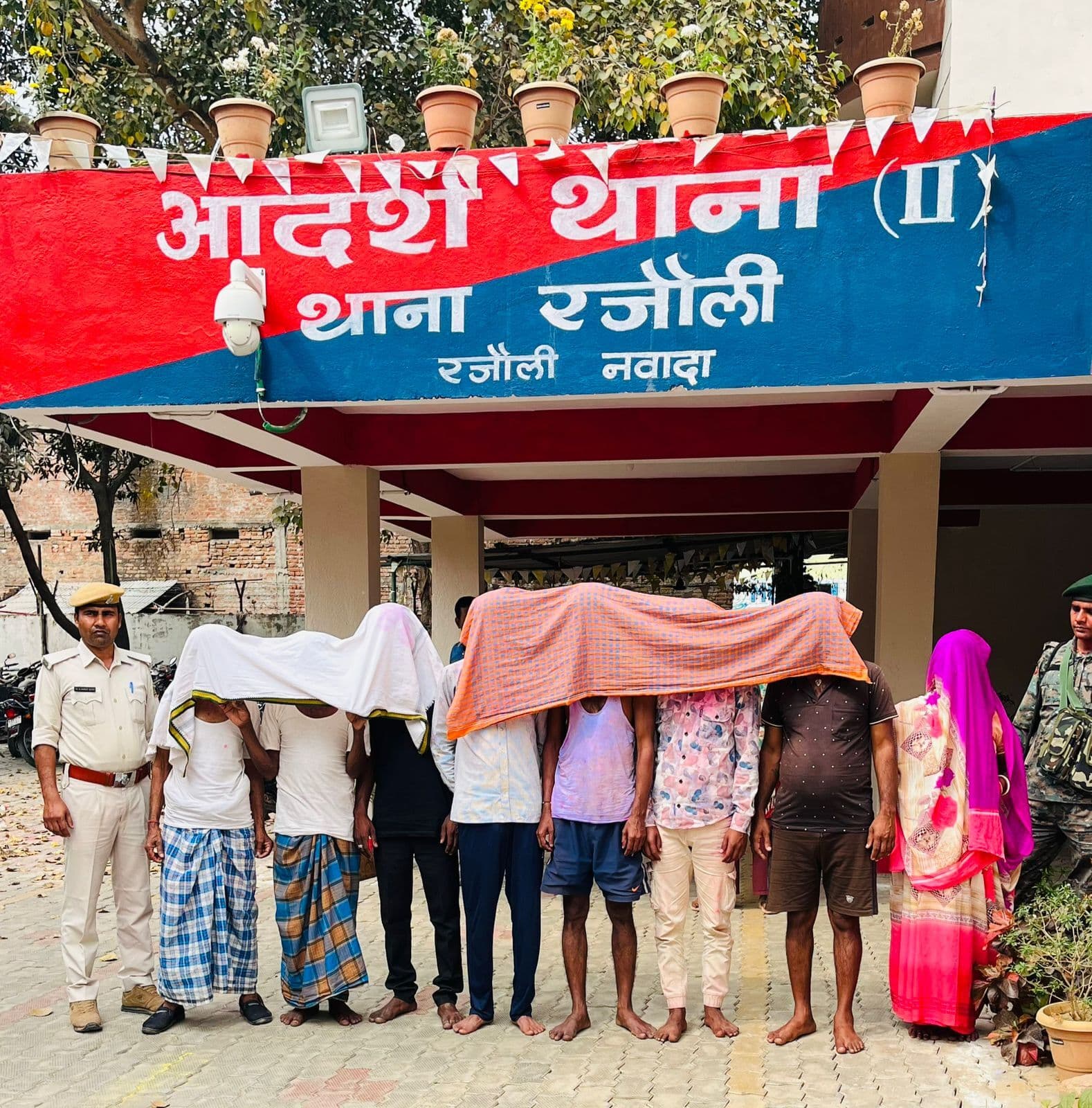Nawada News : पत्नी की शिकायत पर गांव पहुंची पुलिस टीम पर हमला, दो पुलिसकर्मी घायल