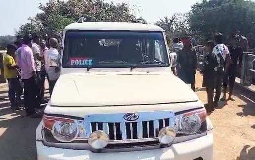 आबकारी विभाग के सरकारी वाहन पर लदा नकली विदेशी शराब जब्त