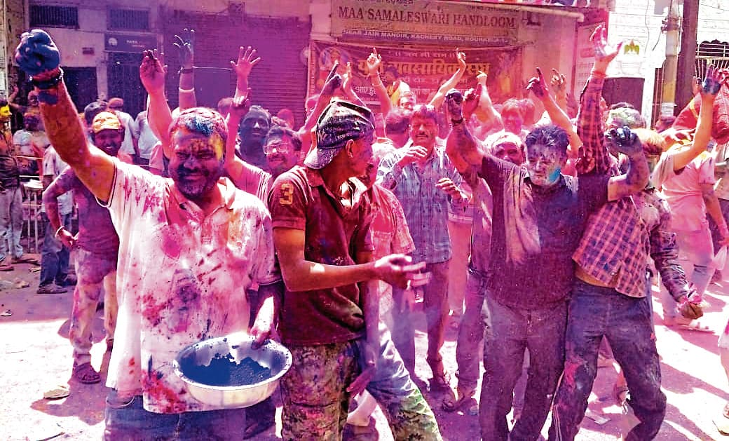 Rourkela News: शहर में इंद्रधनुषी रंगों के साथ मनी होली, जमकर उड़ा अबीर-गुलाल, मस्ती का भी चला दौर