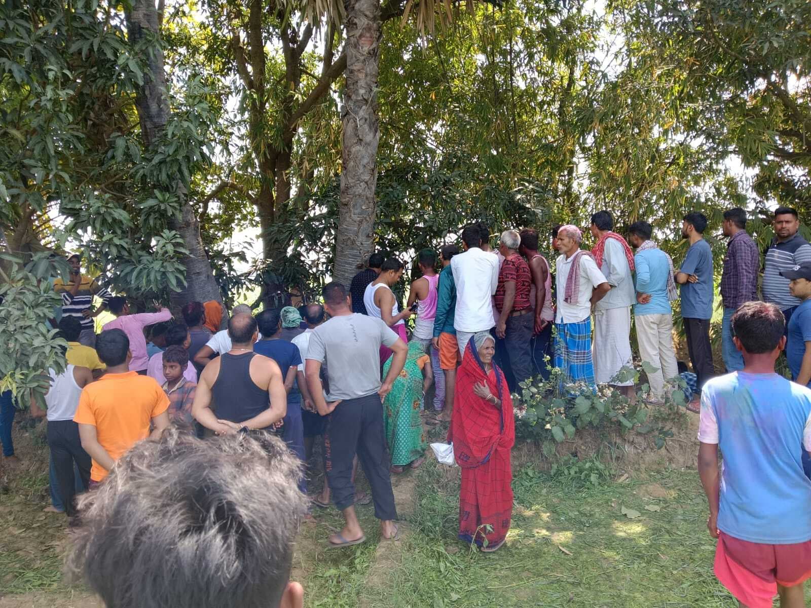 Bhagalpur news पेड़ से लटका मिला युवक का शव, हत्या की आशंका