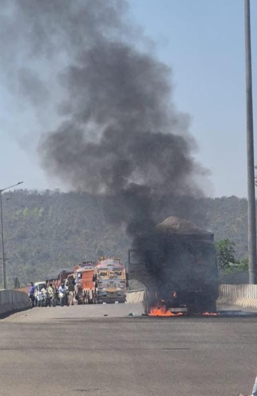 Saraikela News : चांडिल में कोयला लदे हाइवा में शॉर्ट सर्किट से लगी आग, धू- धू कर जला