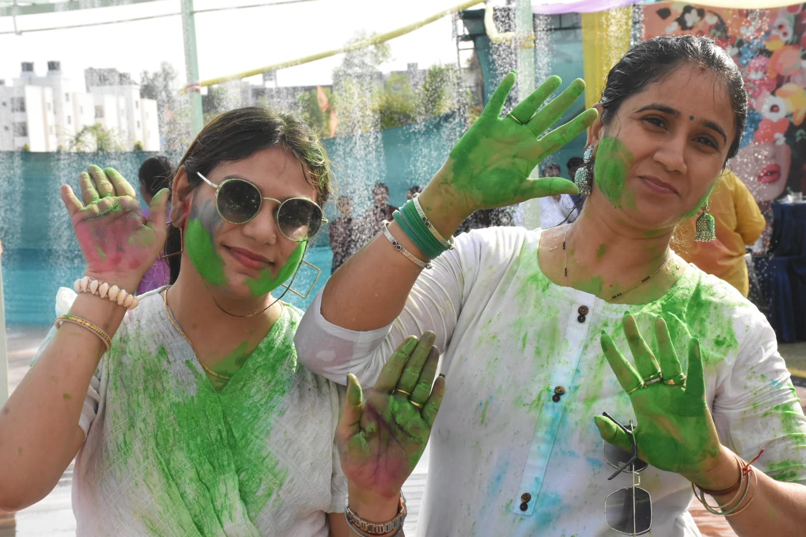 Dhanbad News: रंग-गुलाल ने मिटायी दूरियां, गले मिलकर कहा: हैप्पी होली