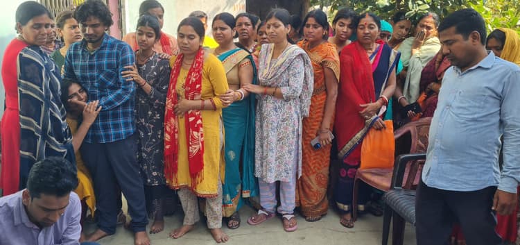 Dhanbad News: बाइक के धक्के से सेविका की मौत, मातम