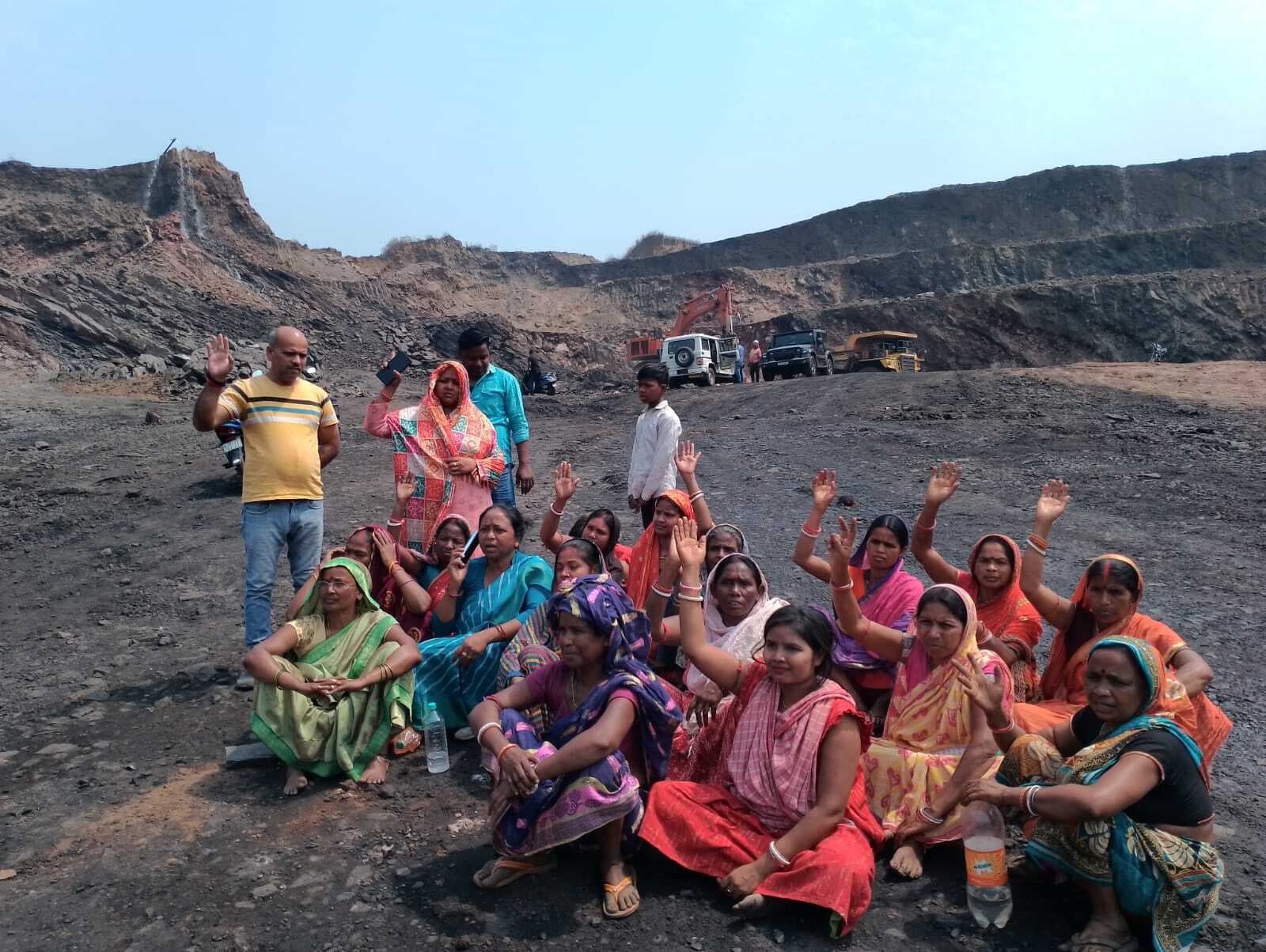 Dhanbad News: फायर पैच में हैवी ब्लास्टिंग का विरोध, काम रोका