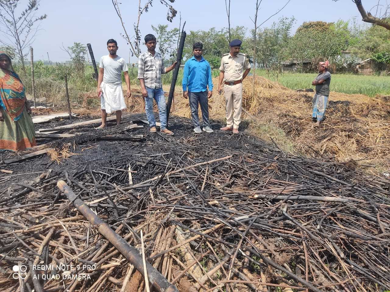 आग लगने से आधा दर्जन से अधिक घर जलकर हुआ राख