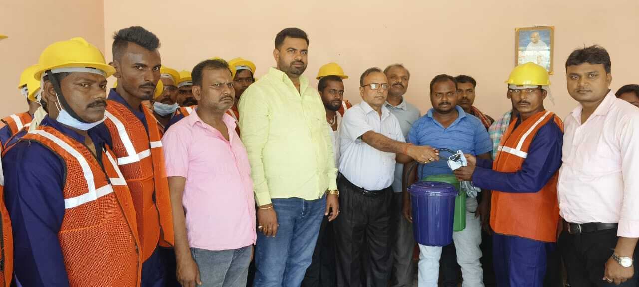 डस्टबिन का किया गया वितरण