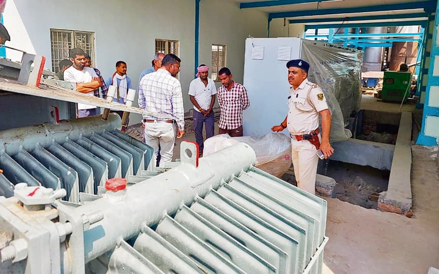 hajipur news. निर्माणाधीन फूड फैक्ट्री से ट्रांसफाॅर्मर के महंगे पार्ट और तेल की चोरी