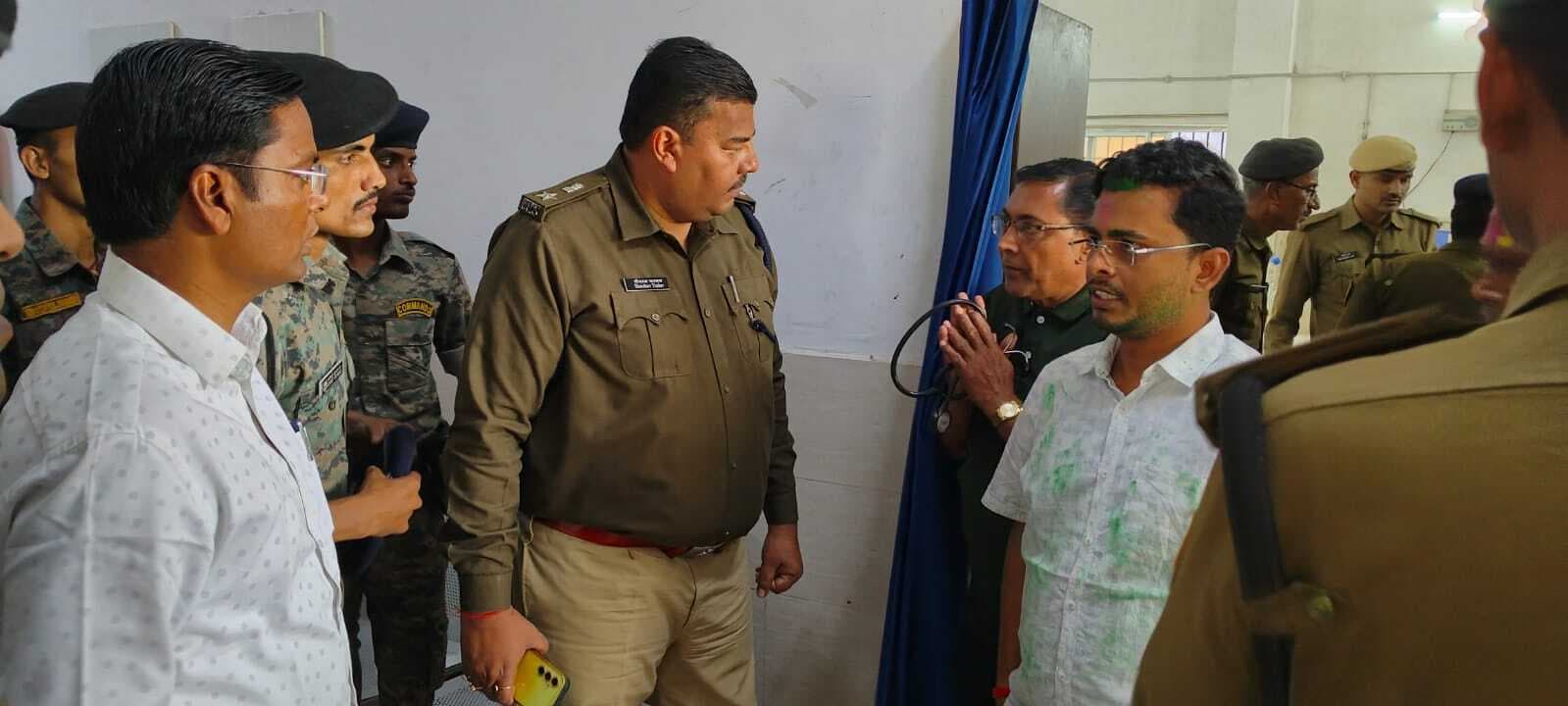 सड़क हादसा : डीएम और एसपी ने मानवता की मिसाल पेश कर घायलों को पहुंचाया अस्पताल