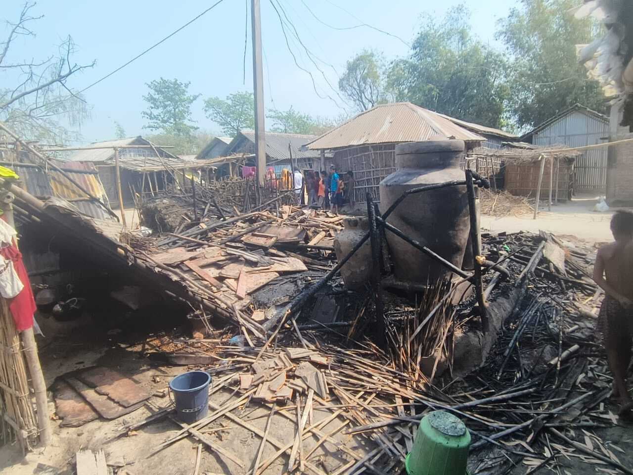 बाघमारा गांव में आग से दो घर जल कर राख