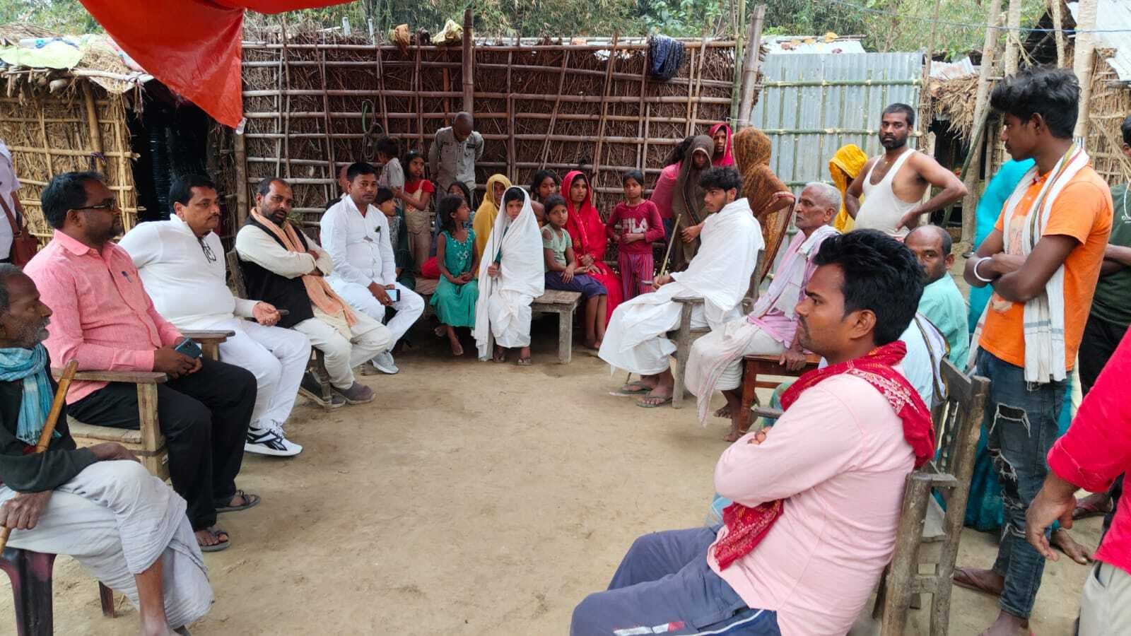 मृतकों के परिजनों से मिले राजद नेता ने बंधाया ढ़ांढ़स, की आर्थिक मदद