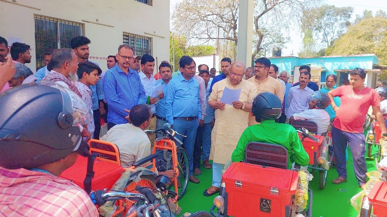पूर्व डिप्टी सीएम ने 49 पात्र लाभुकों के बीच किया बैट्री चालित ट्राई साईकिल का वितरण