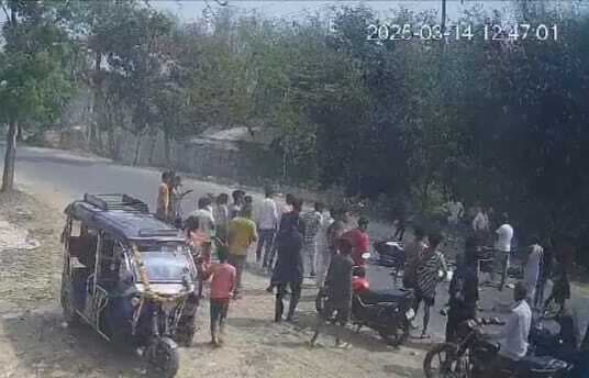 सड़क में दुर्घटना में जख्मी को अस्पताल पहुंचाने के बजाय लोग बने रहे तमाशबीन