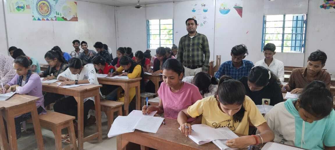 उच्चतर माध्यमिक विद्यालय में 11 वीं की वार्षिक परीक्षा शुरू