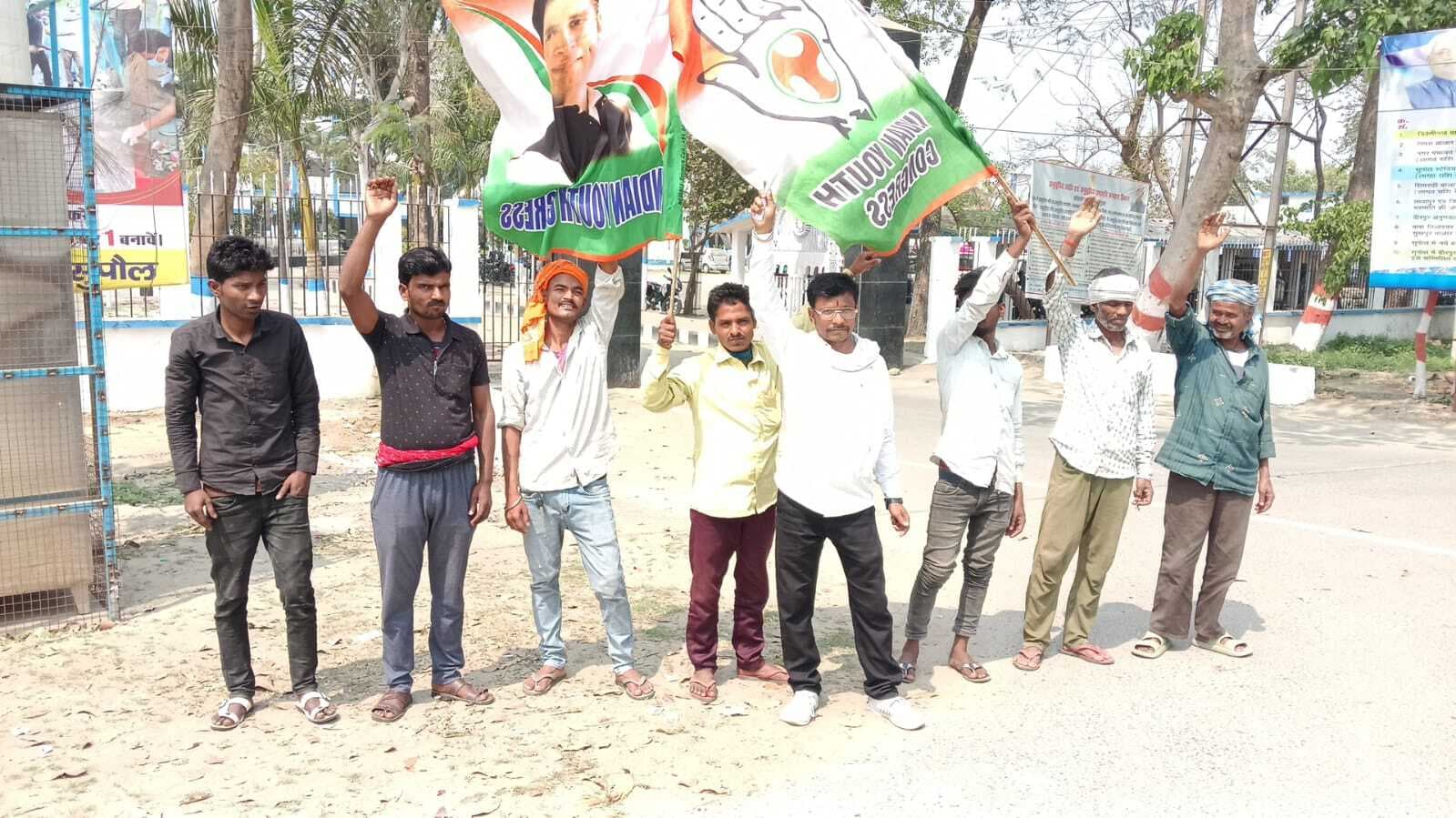 अंचल कार्यालय के कर्मचारियों के समर्थन में युवा कांग्रेस ने किया विरोध प्रदर्शन