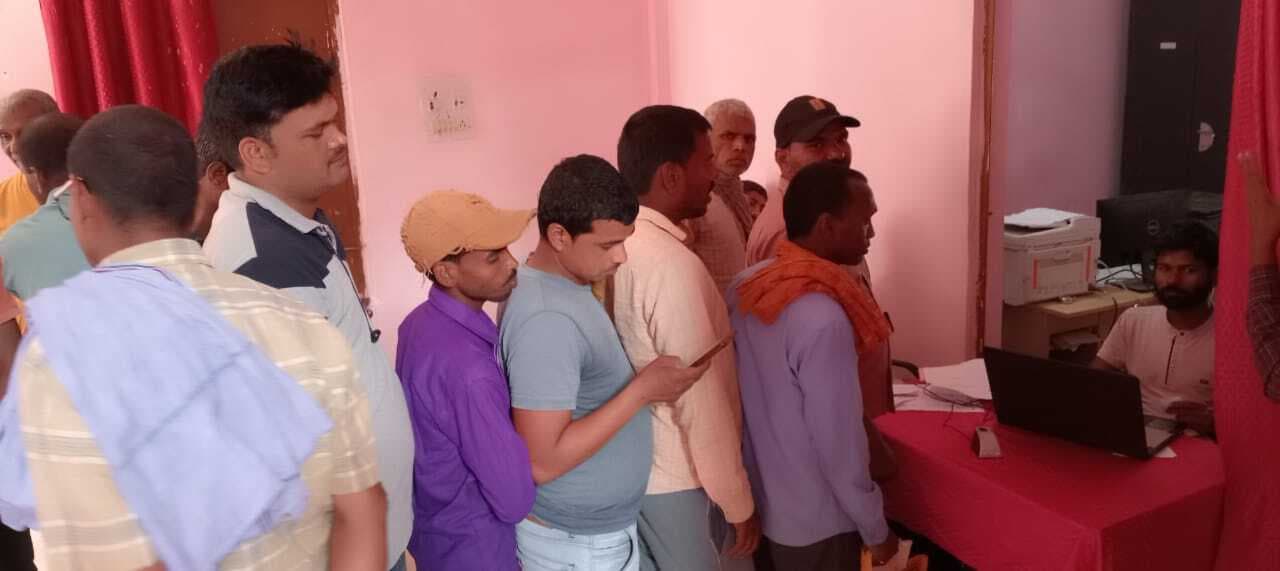 मूंग, मरुआ, उरद, कौनी, सूर्यमुखी के बीज का किया वितरण