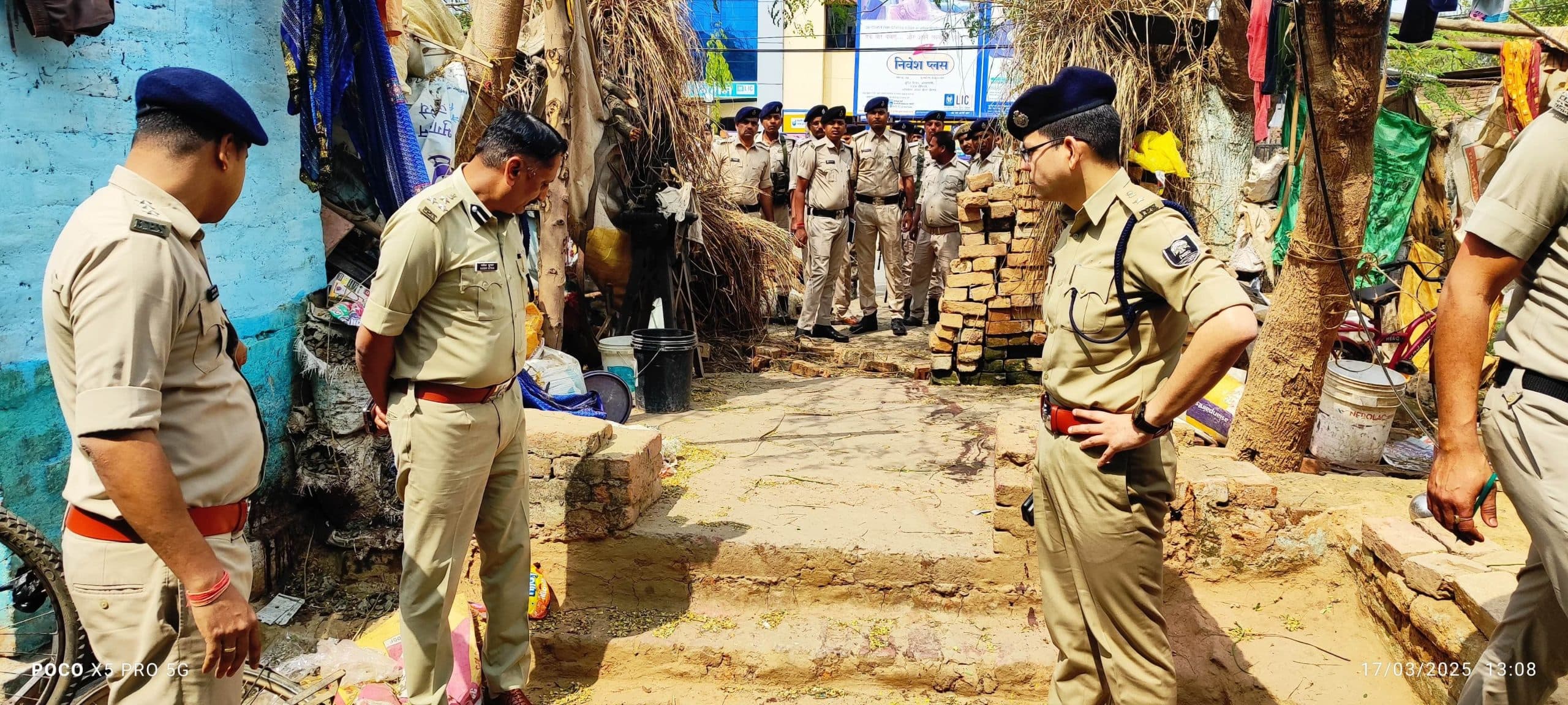 डीआइजी ने नंदलालपुर गांव पहुंच कर घटनास्थल का किया निरीक्षण, लोगों का बयान कराया दर्ज