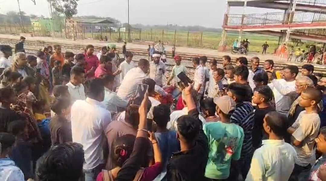 मुरलीगंज स्टेशन बना है खतरनाक, प्लेटफॉर्म ऊंचा नहीं रहने से हो रही दुर्घटना