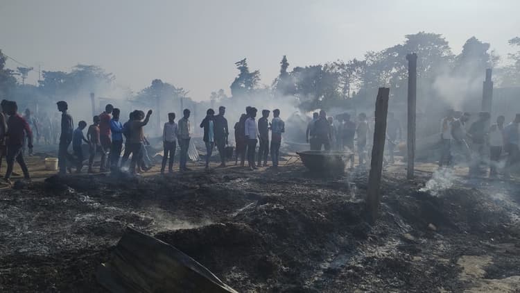 शॉट-सर्किट से लगी आग, एक दर्जन घर जल कर राख, 10 लाख की संपत्ति का हुआ नुकसान