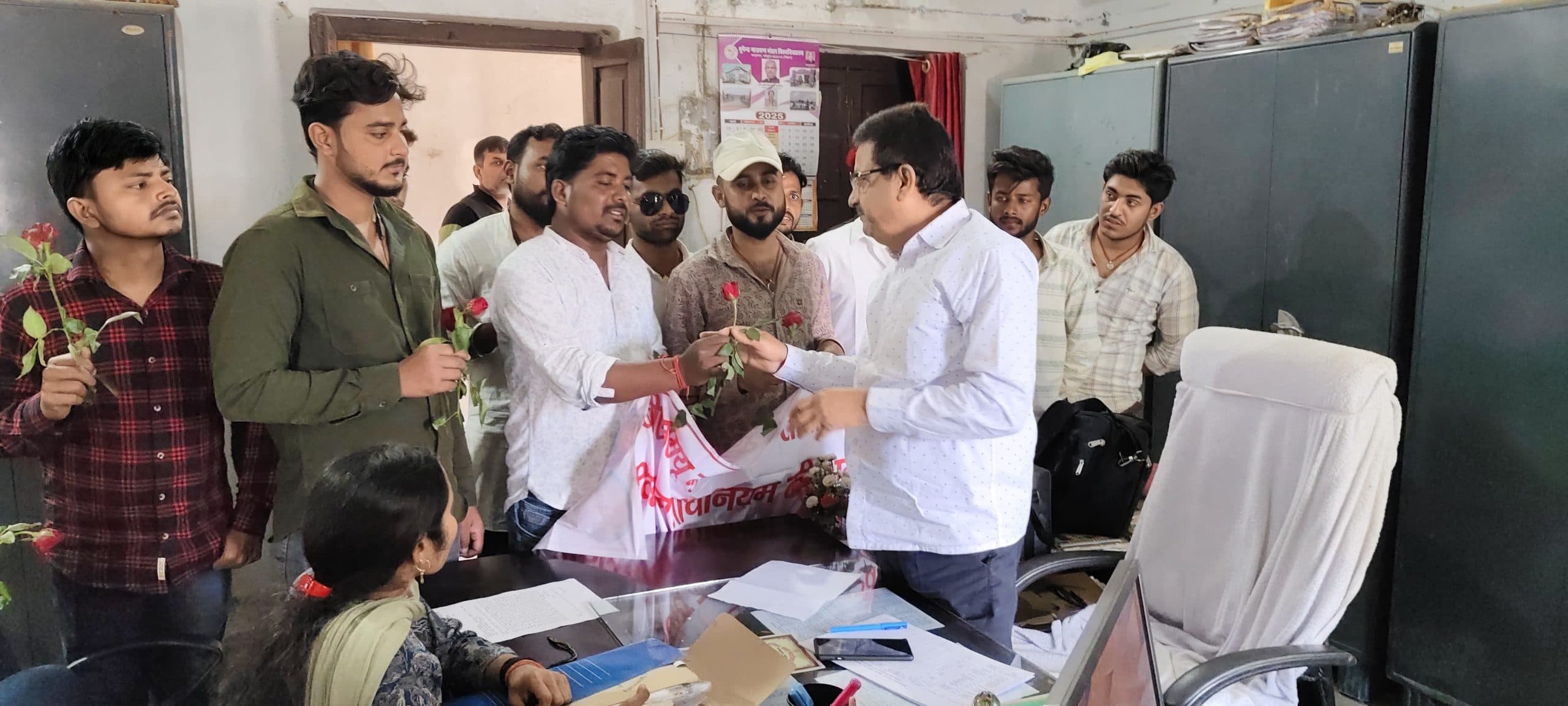 बीएनएमयू के पदाधिकारियों को किया गुलाब फूल भेंट, व्यवस्था सुधार की मांग