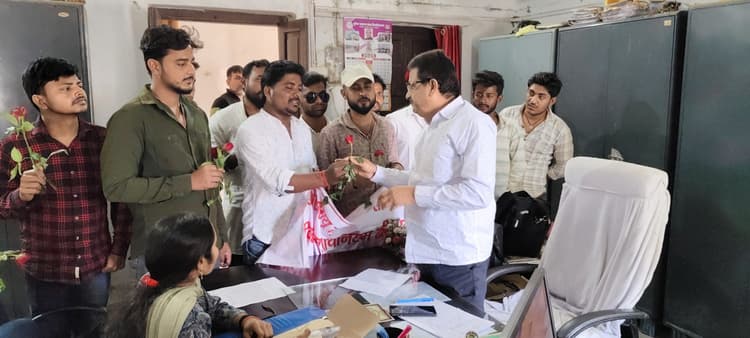बीएनएमयू के पदाधिकारियों को किया गुलाब फूल भेंट, व्यवस्था सुधार की मांग