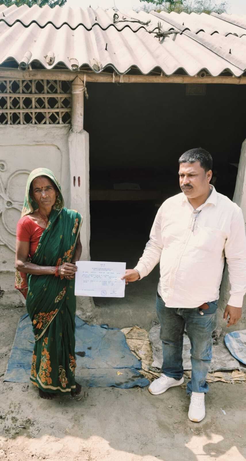 छह भूमिहीन परिवारों को दिया गया बासगीत पर्चा