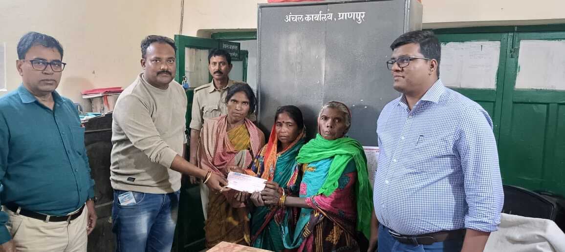 अग्निपीड़ितों के बीच किया गया किट सामग्री का वितरण