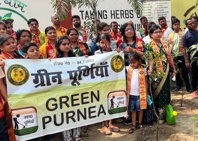 ग्रीन पूर्णिया की टीम ने कानकी धाम मंदिर के औषधि वाटिका में लगाये पौधे