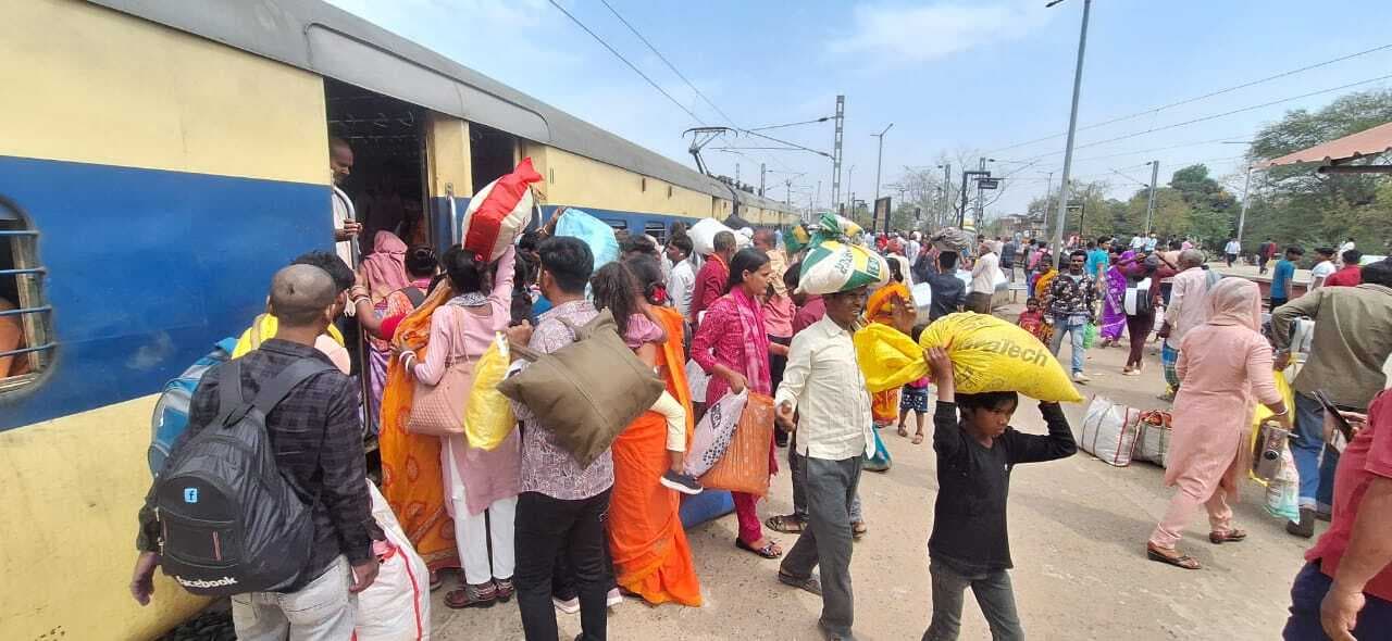 होली समाप्त होने के बाद परदेस लौटने लगे प्रवासी, ट्रेनों में उमड़ी भीड़