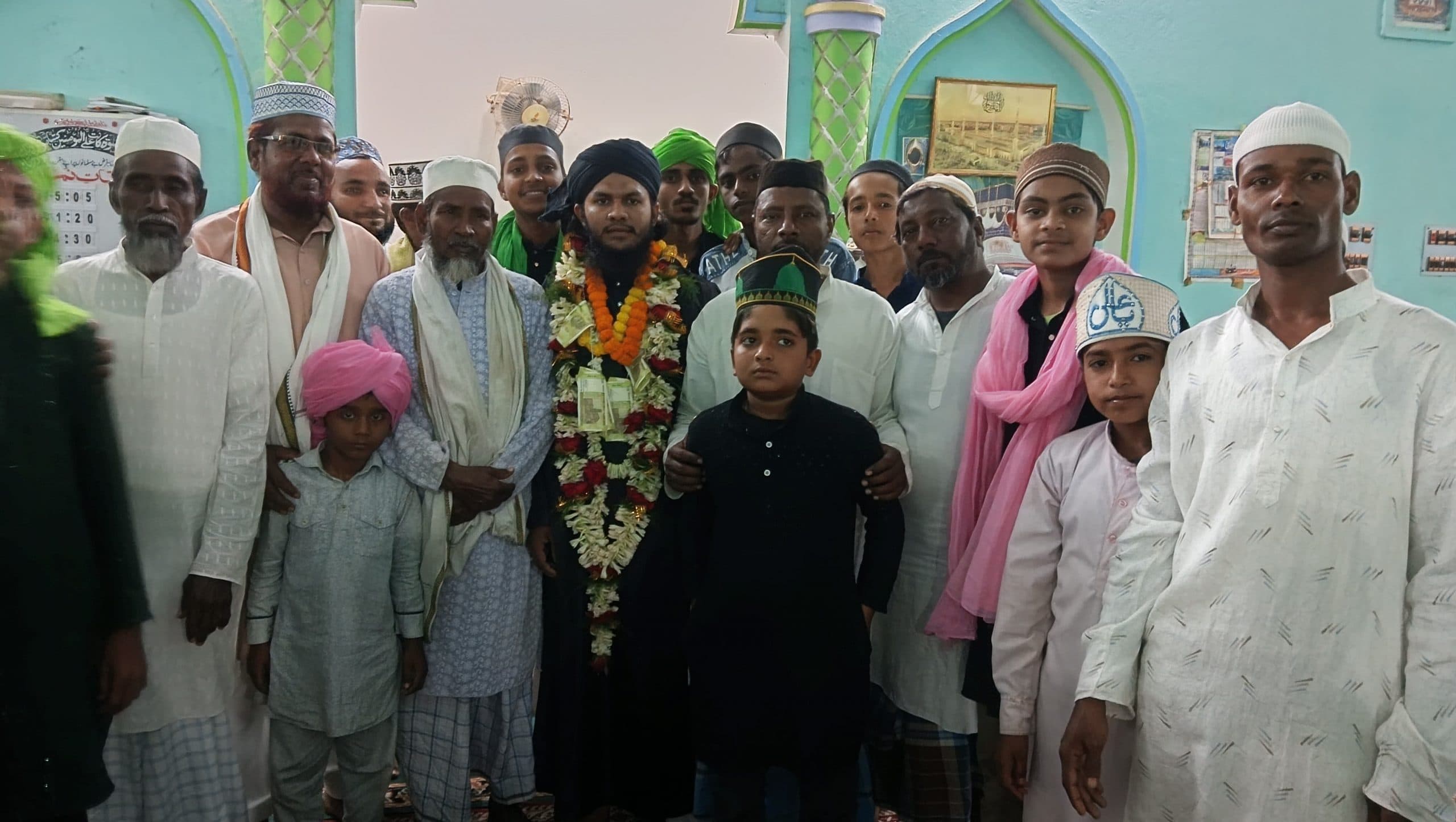 धनबाद गांव के नूरानी मस्जिद में तरावीह की नमाज मुकम्मल