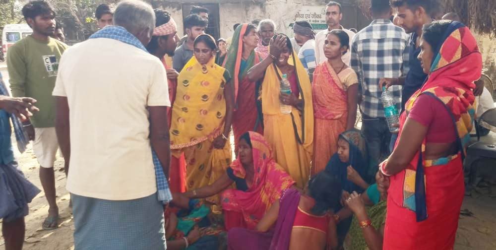 वाहन के धक्के से बाइक सवार युवक की मौत, दूसरा रेफर